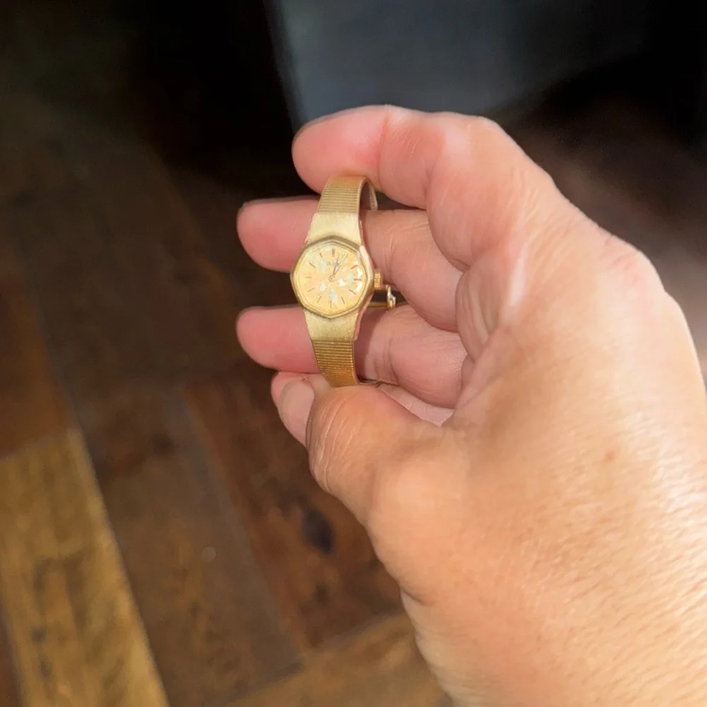 VTG PULSAR Quartz Gold Tone Wristwatch